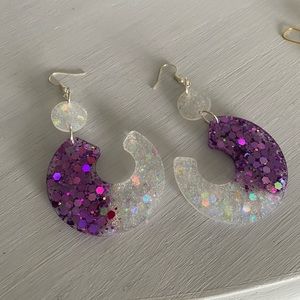 Resin dangle earrings purple/white glitter